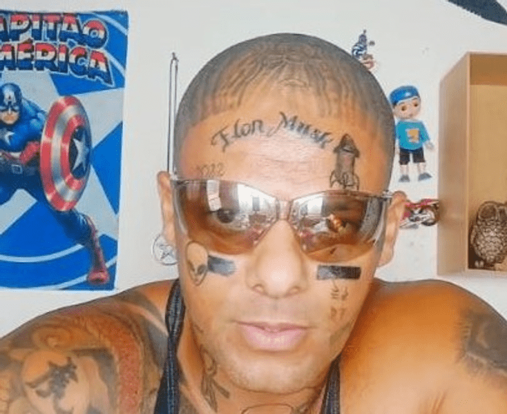Un influencer și-a tatuat numele lui Elon Musk pe frunte. Ce vrea să obțină