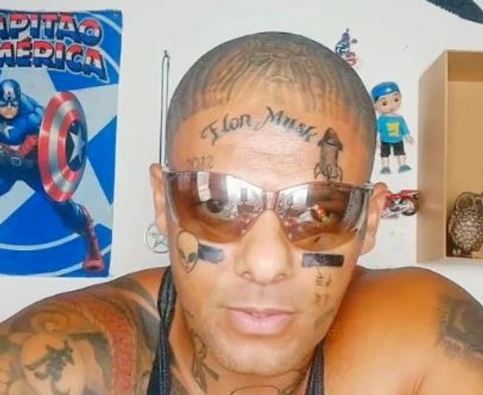 Rodrigo America și-a tatuat numele Elon Musk pe frunte