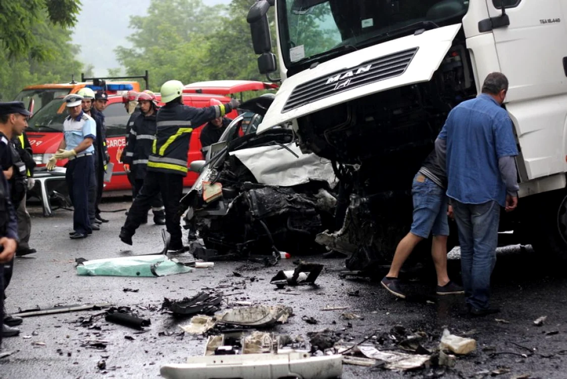 
    Mașinile implicate în carnagiul de azi diminață sunt făcute praf (foto:adevărul.ro)  