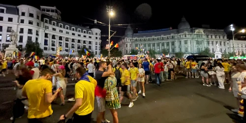 Fanii echipei naționale de fotbal au luat cu asalt miercuri seara și Piața Universității  Foto Facebook Universitatea din București jpg