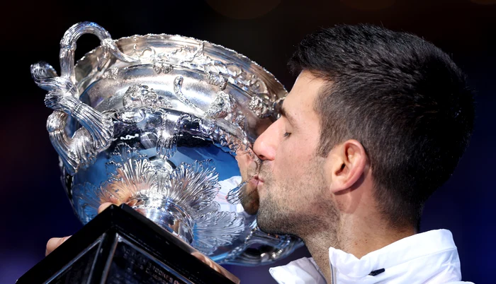 Djokovici a ridicat a 10-a oară trofeul la Australian Open. Foto Getty images