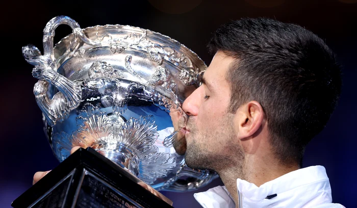 Novak Djokovici, o imagine cu repetiție. A 10-a oară când sărută trofeul AO. Foto Getty images