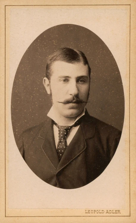 Portret de bărbat în costum urban, Laszló Denes (© Muzeul de Etnografie Brașov)