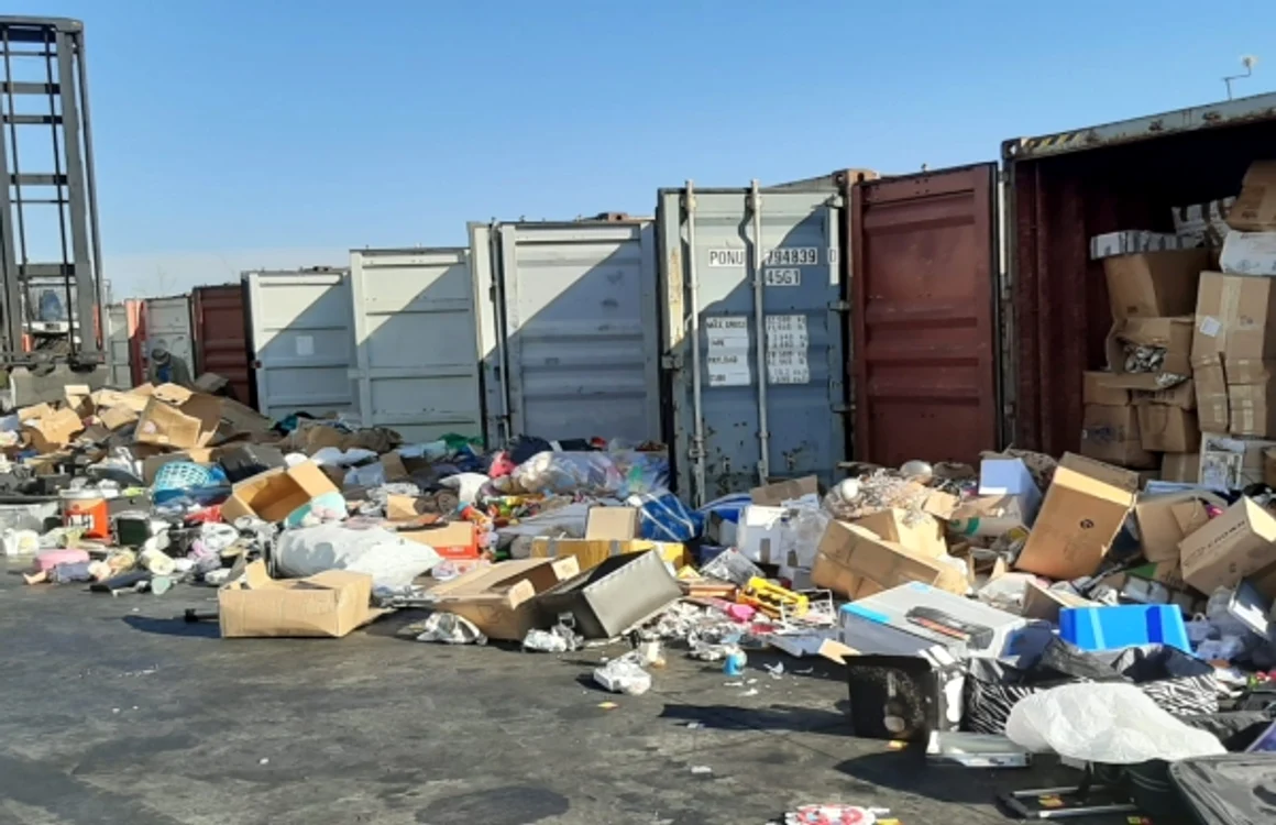 Containere cu deşeuri sosite din Marea Britanie FOTO: Poliţia de Frontieră