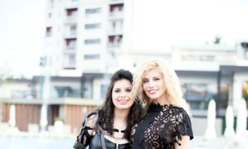 Loredana şi Elena sunt gata pentru petrecerea fetei jpeg