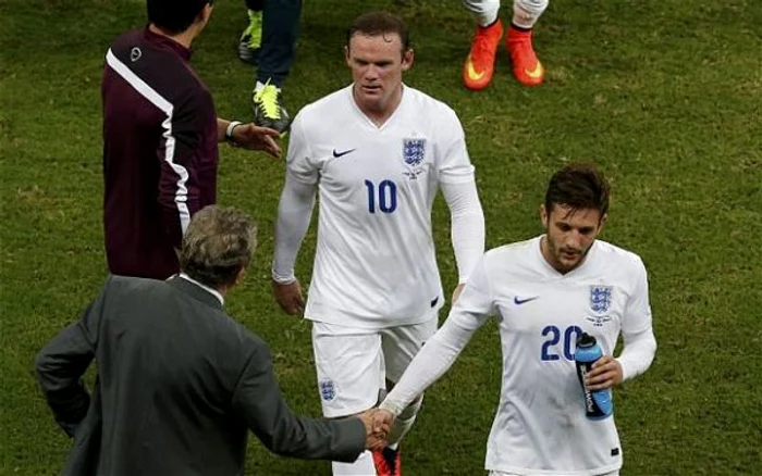 
    Wayne Rooney părăsește trist terenul  