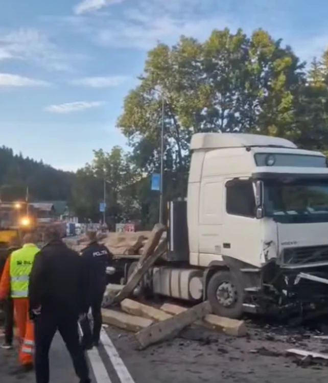  Un camion încărcat cu traverse de cale ferată a ajuns pe carosabil 