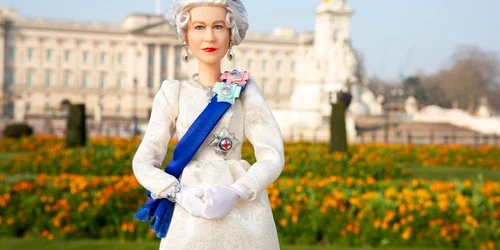 papusa barbie regina elisabeta foto Mattel