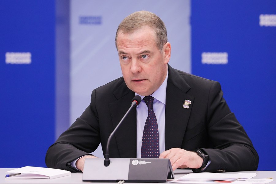 Dmitri Medvedev amenință Franța și Marea Britanie cu lovituri nucleare. Ce l-a enervat de data asta