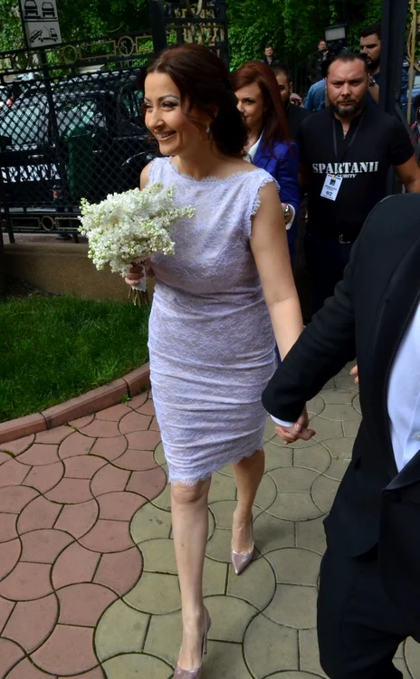 Gabi a ales o rochie lila, mulată, din dantelă