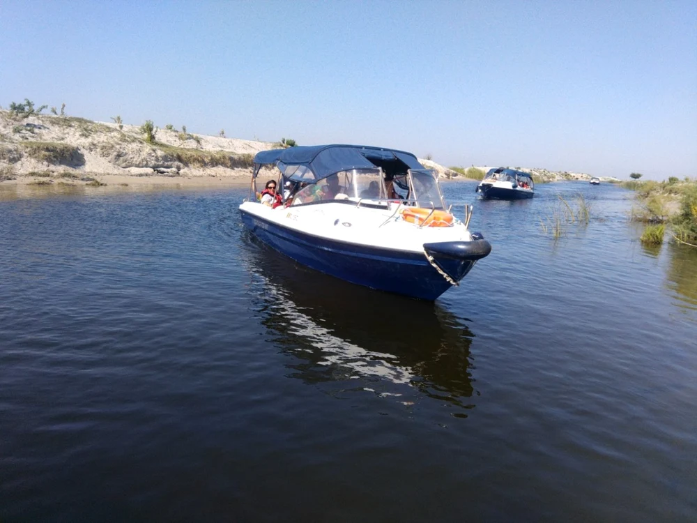 Zona este intens circulată de ambarcațiuni pline cu turiști FOTO ARBDD
