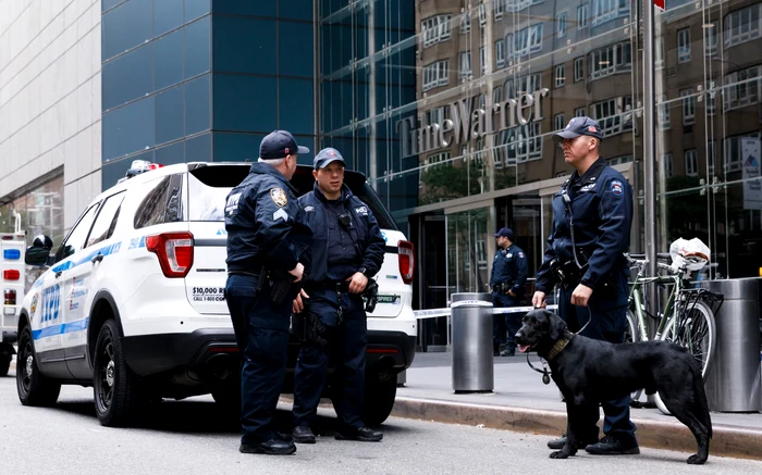 Mai multe unităţi canine specializate în găsirea bombelor au intervenit ieri în mai multe locaţii din New York şi Floridafoto EPA
