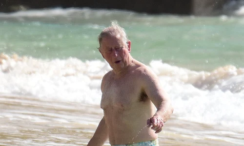 Prinţul Charles s a simţit relaxat în valuri, în Barbados jpeg