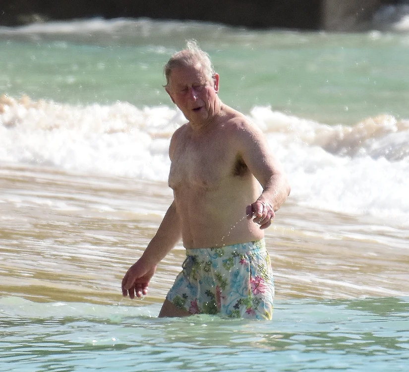 Prinţul Charles s-a simţit relaxat în valuri, în Barbados