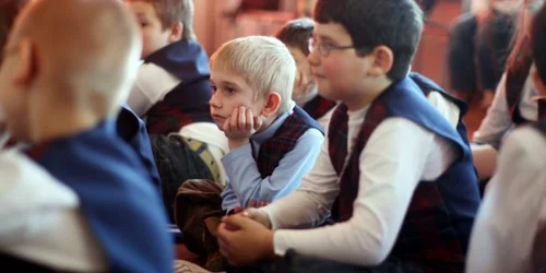 Elevii din sud-estul ţării vor studia dintr-un manual special editat