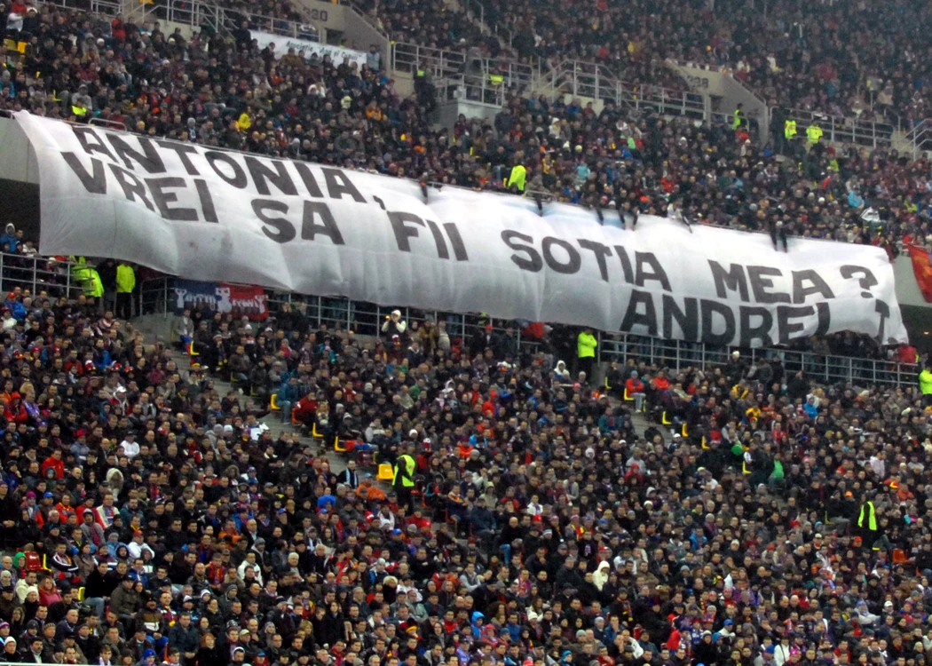 
    Bannerul prin care Andrei o cere de soţie pe Antonia FOTO: COSMIN IFTODE  