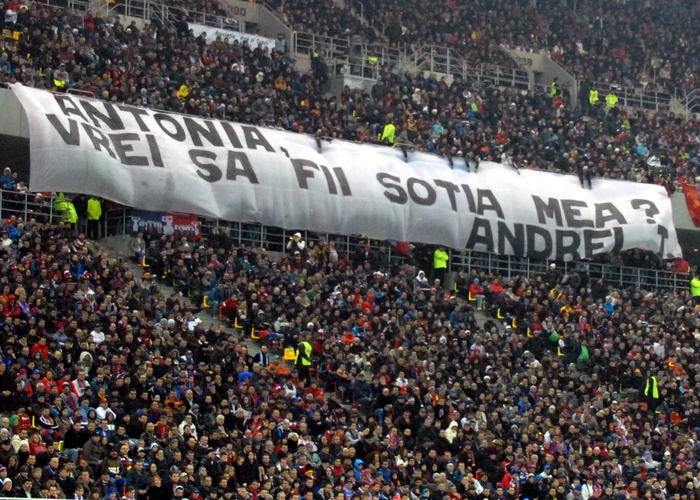 
    Bannerul prin care Andrei o cere de soţie pe Antonia FOTO: COSMIN IFTODE  