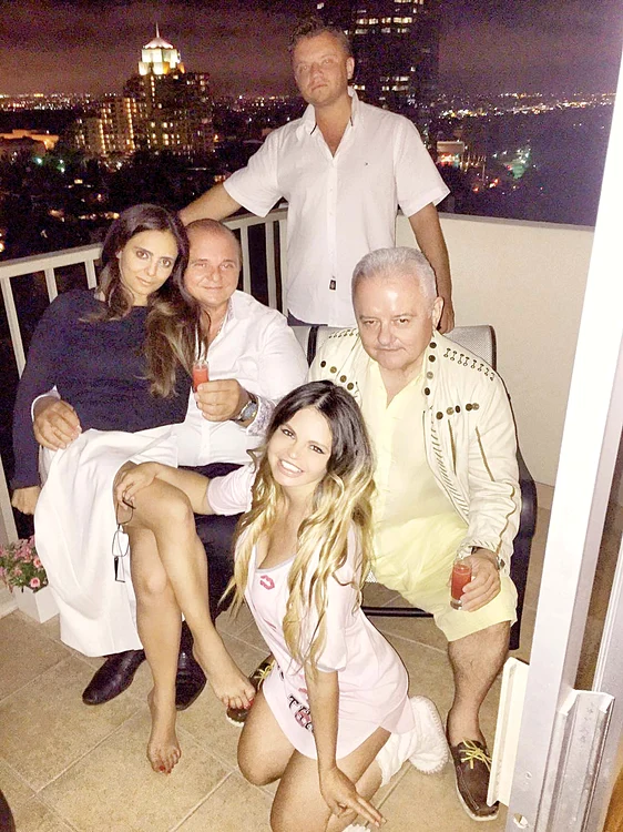 Nick are o “mândruţă”  în poală, iar Iri pare deja  familiarizat cu zâmbăreaţa  din faţa lui, care are în mână  ochelarii afaceristului