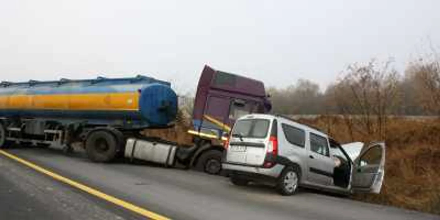 Şoferul cisternei, un tânăr din judeţul Vâlcea, va fi cercetat pentru vătămarea pasagerei de 51 de ani