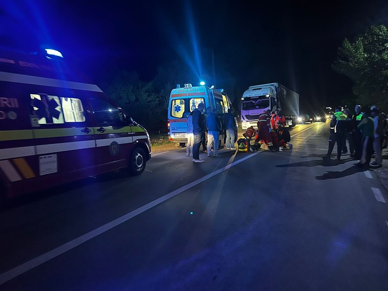 O femeie de 48 ani, accidentată mortal pe un drum din Olt. Șoferul, ambulanțier, ieșise din tură și se îndrepta spre casă