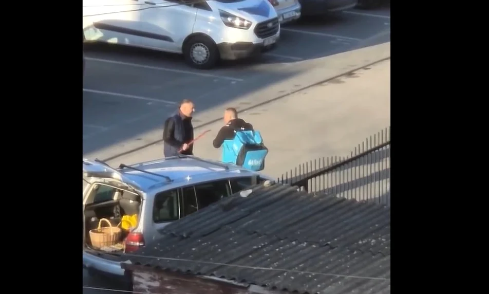 Curier bătut de un șofer nervos FOTO: captură video