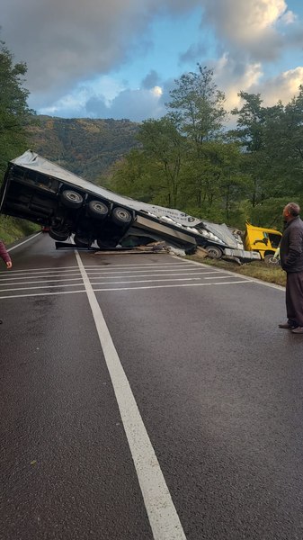 Valea Oltului blocată de un TIR răsturnat de-a curmezișul șoselei. Accidentul, surprins de camera de bord a mașinii din spate VIDEO