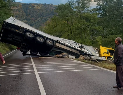 TIR răsturnat pe Valea Oltului din cauza căruia traficul pe DN7 a fost blocat cu orele Sursa IPJ VL