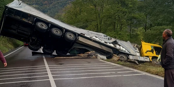TIR răsturnat pe Valea Oltului din cauza căruia traficul pe DN7 a fost blocat cu orele Sursa IPJ Vâlcea