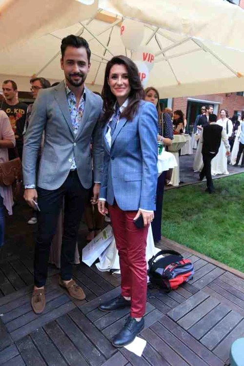 Iuliana Tudor a pozat alături de vedeta Prima Tv Alexandru Constantin. Amandoi au optat pentru ținute clasice și masculine.