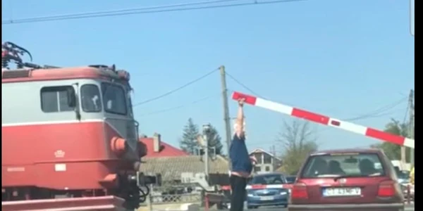 Un conductor de tren a ridicat bariera de pe o maşină Captură video 