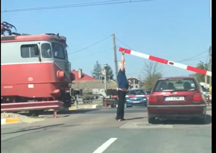 Un conductor de tren a ridicat bariera de pe o maşină Captură video