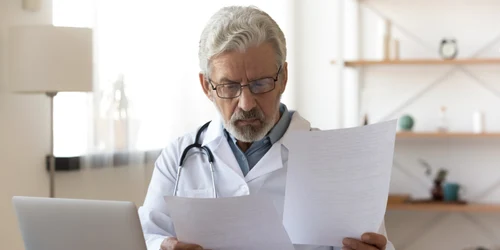 doctor in varsta , pensionar foto shutterstock jpg