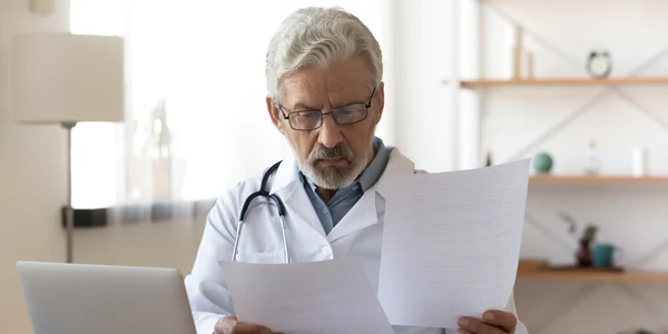 doctor in varsta , pensionar foto shutterstock jpg