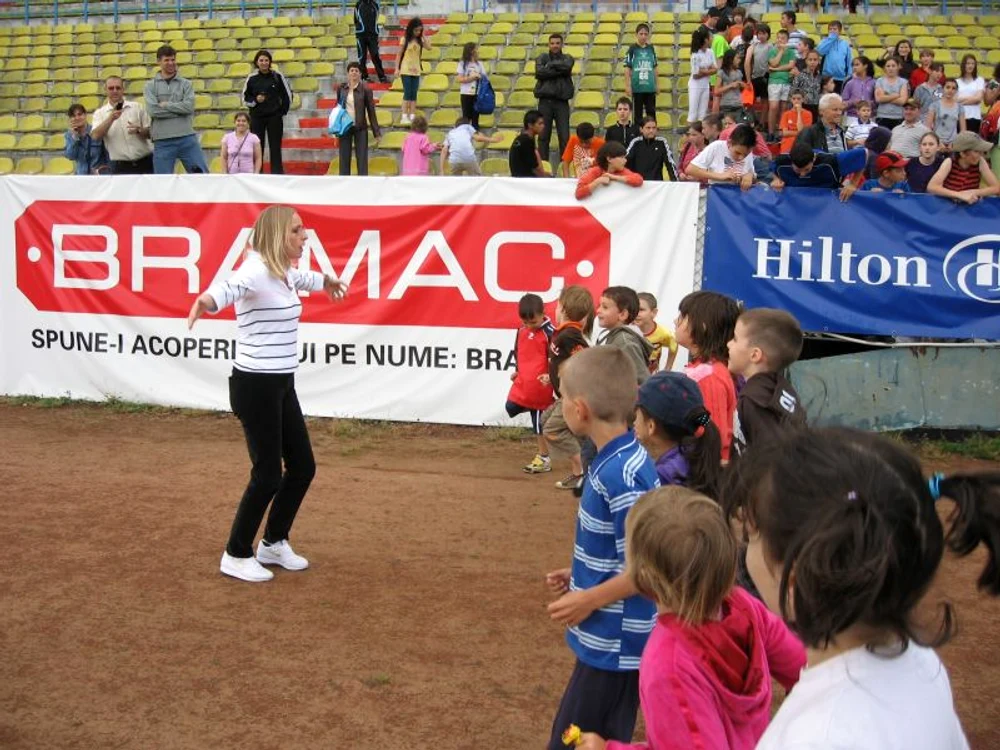 Gabriela Szabo le-a arătat micuţilor mişcările de încălzire