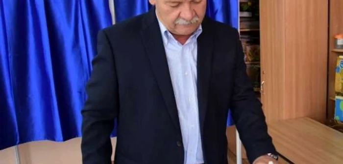 Primarul Mircea Hava în secţia de vot