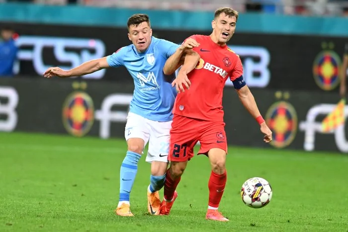 Rață (în albastru) a jucat câteva minute la FCSB, apoi a fost trimis la Vountari. Arhivă Adevărul