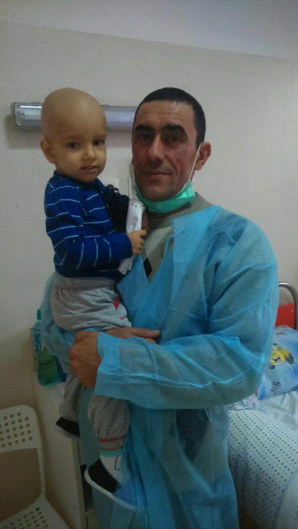 Micul Darius, împreună cu tatăl lui, în timpul ședințelor de chimioterapie