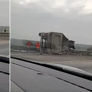 un camion încărcat cu piatră s-a răsturnat în zona localității Snagov, județul Ilfov. FOTO captură video