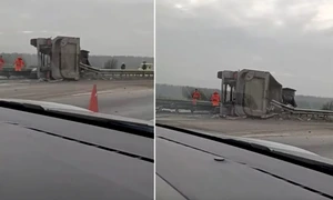 un camion încărcat cu piatră s-a răsturnat în zona localității Snagov, județul Ilfov. FOTO captură video