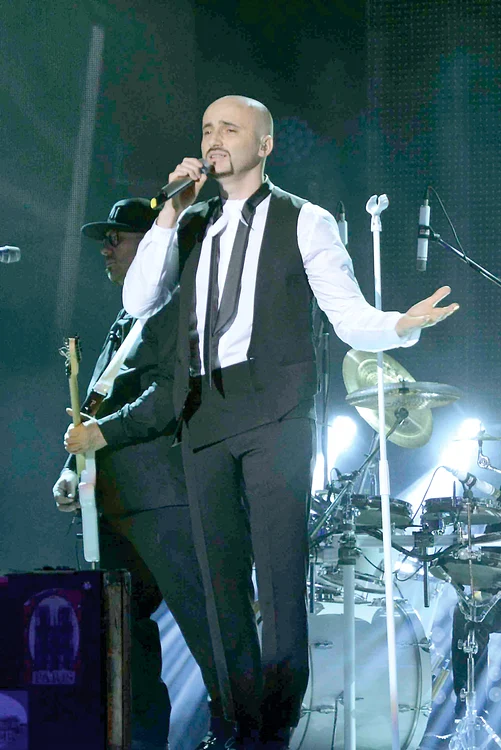 
    Călin Goia va participa la Viena, pe 23 mai, cu piesa ”De la capăt”, melodie cu un mare impact social. În finala naţională el a cântat-o în română, însă în marea finala va cânta câteva strofe şi în engleză. Artistul pregăteşte un show impresionant.   