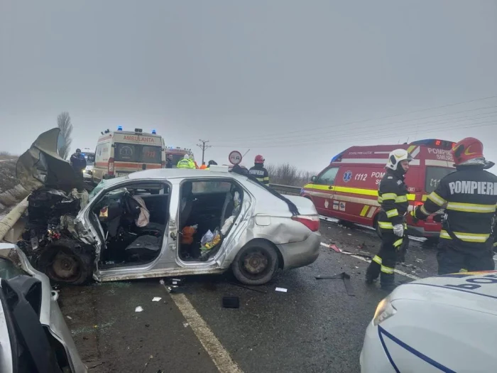 Două dintre victime au fost descarcerate de pompieri FOTO ISU Vaslui