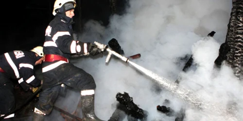 Pompierii sting incendiul