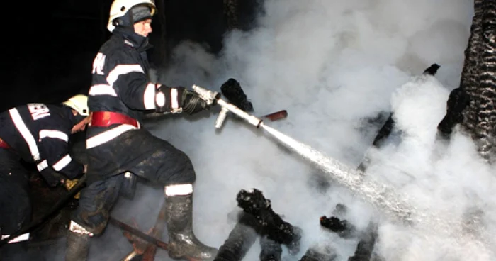 Pompierii sting incendiul