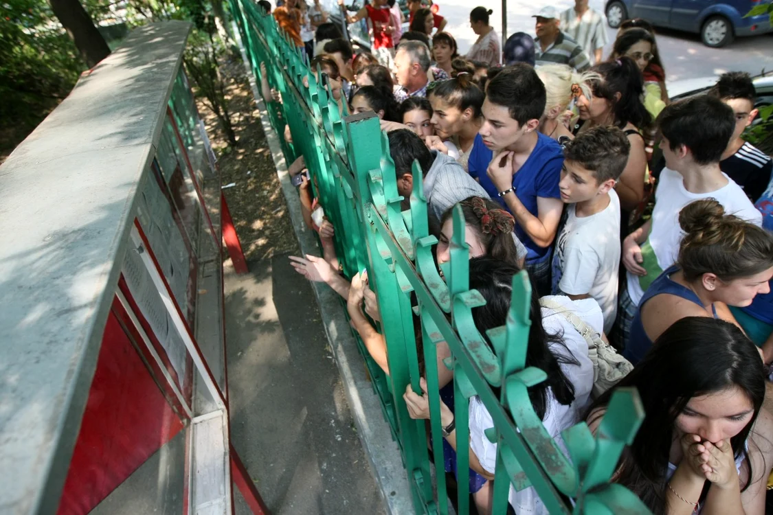 Elevii află pe 16 iulie dacă au fost admişi la liceul dorit. Înscrierile încep pe 17 iulie  FOTO: Adevărul