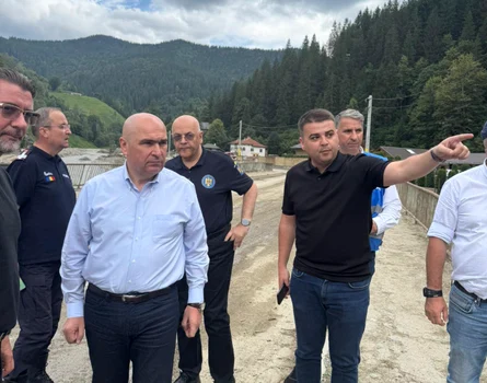 ilie Bolojan a discutat cu locuitorii și autoritățile locale / Sursa foto: Monitorul de Suceava