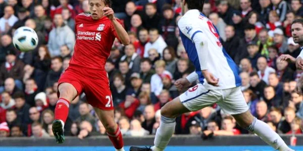 Lucas Lieva (stânga) joacă la Liverpool de trei ani