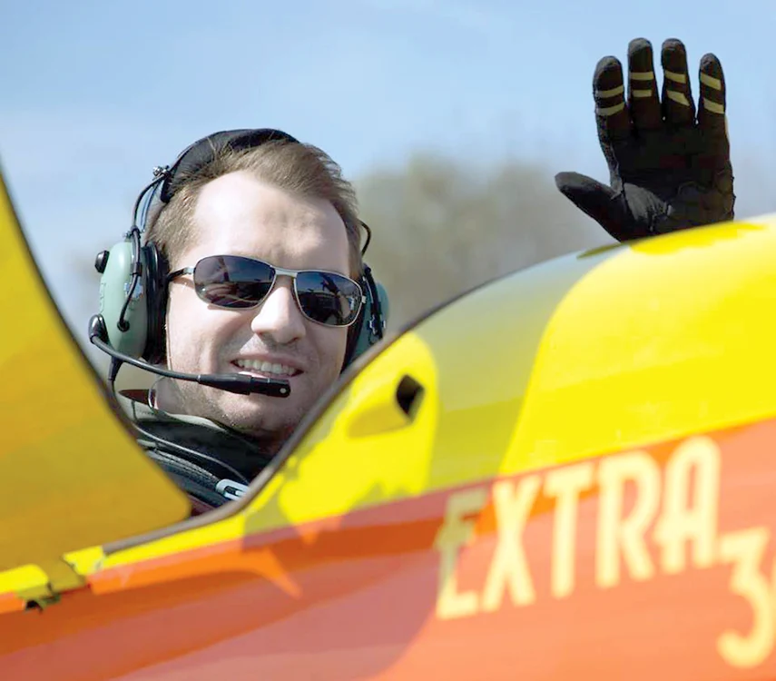 
    Fostul solist de la HI-Q, Mihai Sturzu, nu se lasă, deşi a avut mai multe incidente ca şofer. Mihai poate pilota singur avioane mici, dar vrea la manşă pe Boeing.Foto: Click!  