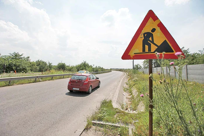 Indicatoarele arată că drumul este încă în lucru şi sunt restricţii de viteză