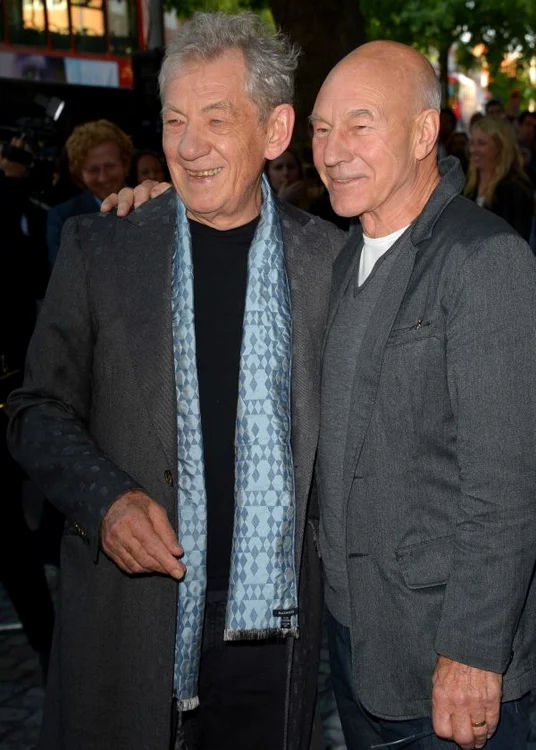 
    Ian McKellen şi Patric Stewart s-au sărutat în văzul tuturor, pe covorul roşu de la cinema Odeon, în KensingtonFoto: Getty  