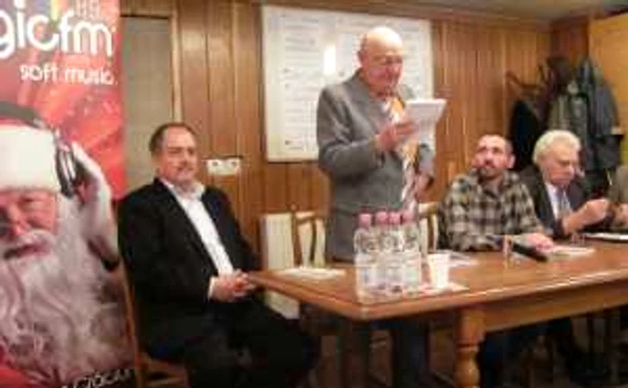 Virgil Andronescu, în mijloc, încadrat de greii genului. FOTO: NICOLETA BUTNARU